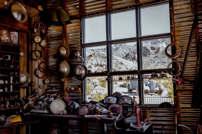 cordonnerie-ROQUEBRUNE CAP MARTIN-min_shop_window_part_junk_abandoned-138873